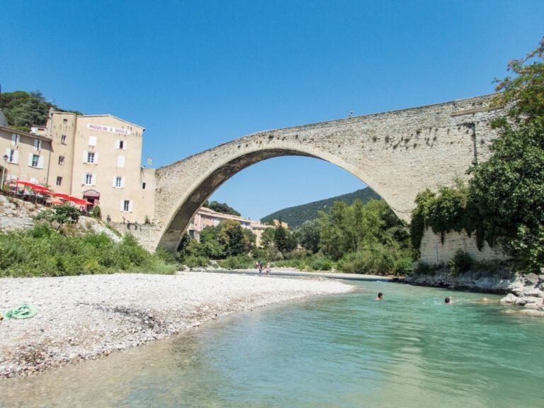 Bathing in the river Eygues (Nyons)